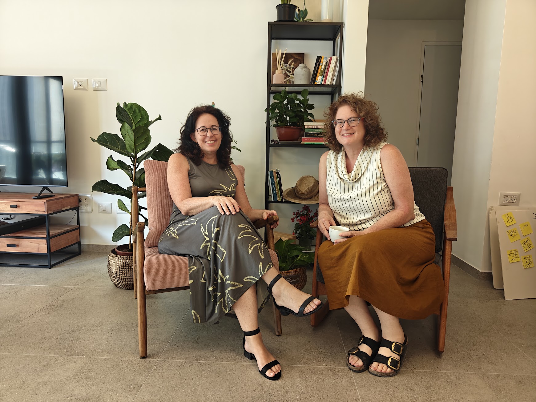 שתי נשים בשיחת ליווי